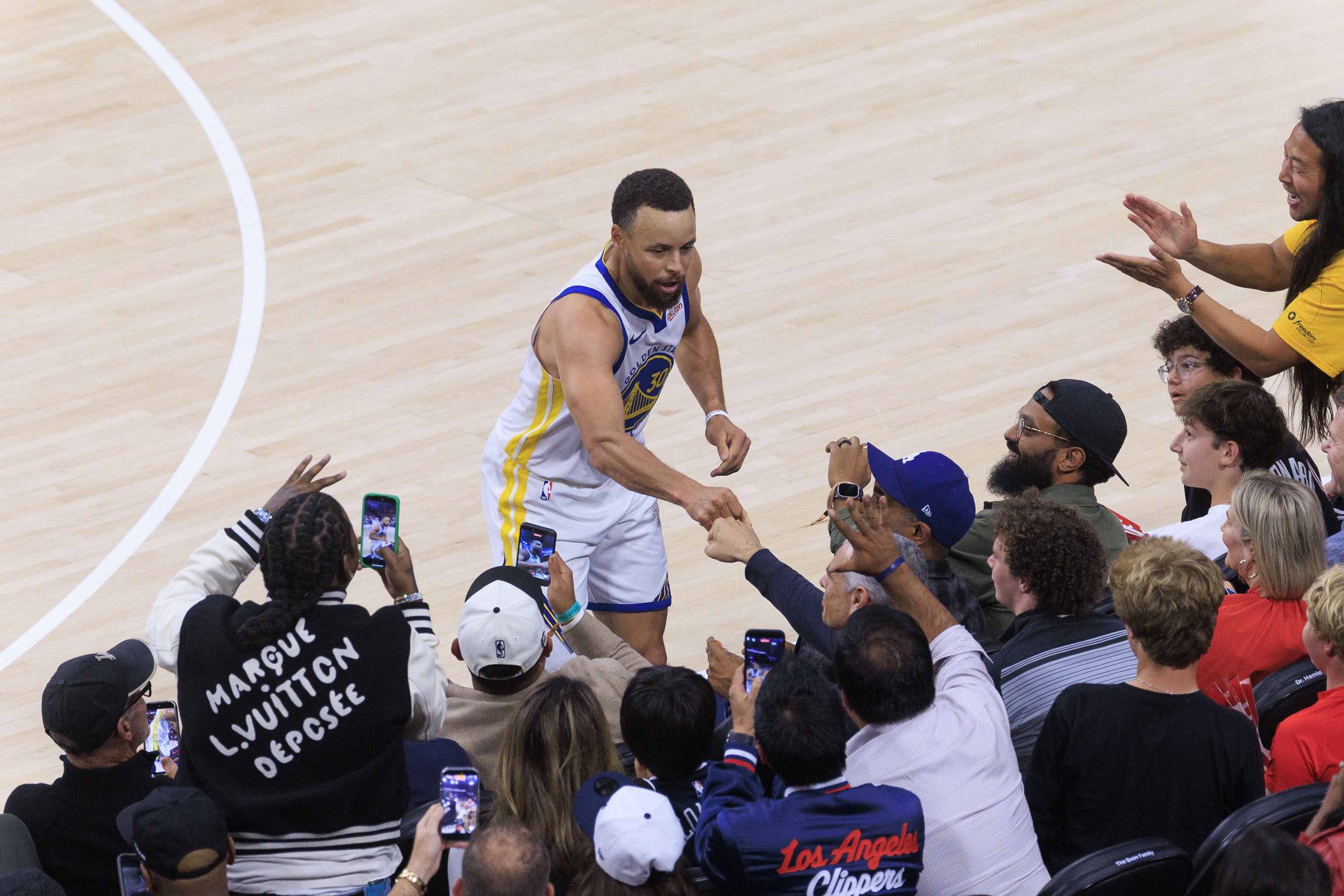 库里三分倒地遭快船球迷推搡 双方赛后碰拳致意 库里三分倒地遭快船球迷推搡 双方赛后碰拳致意