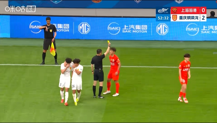 王燊超抗议判罚染黄 海港边卫与裁判激烈交流