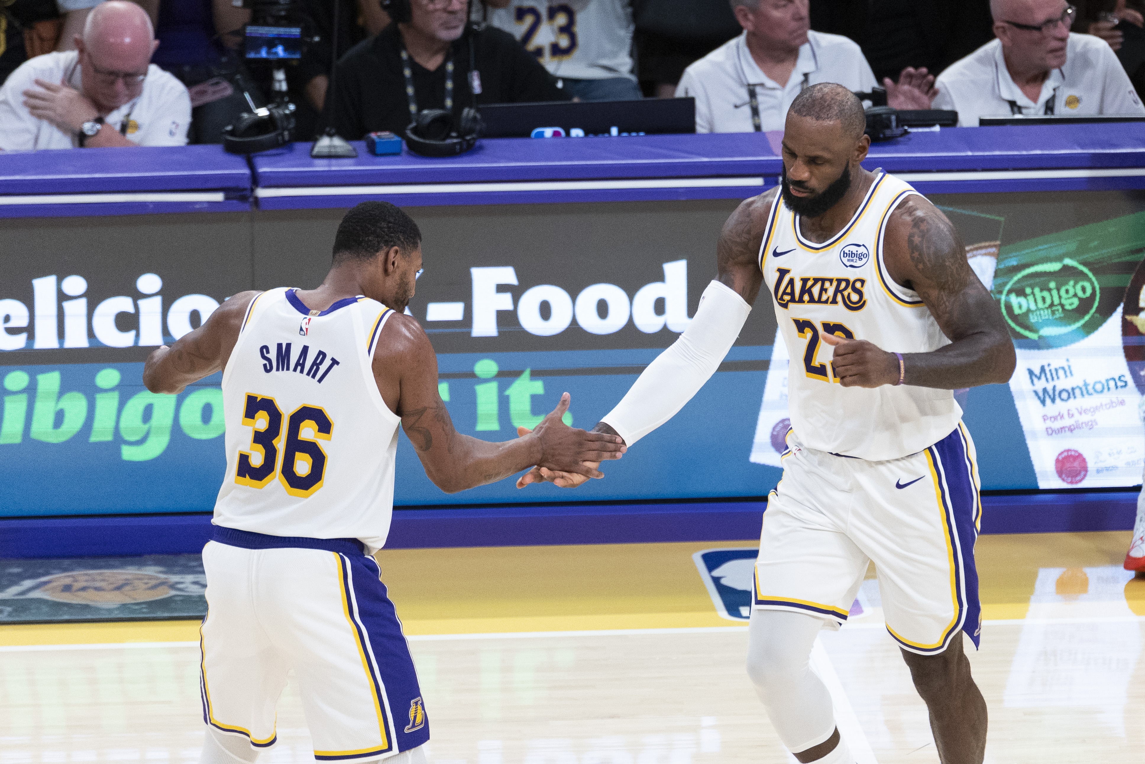 湖人主场力克火箭 詹姆斯斯玛特攻防联动成关键