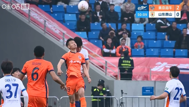 宋文杰争顶头部遭重击 青岛海牛半场被迫换人