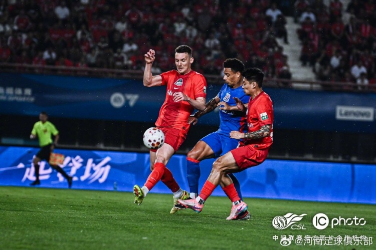 河南主场0-3完败申花 点球+两连击锁定胜局 河南主场0-3完败申花 点球+两连击锁定胜局