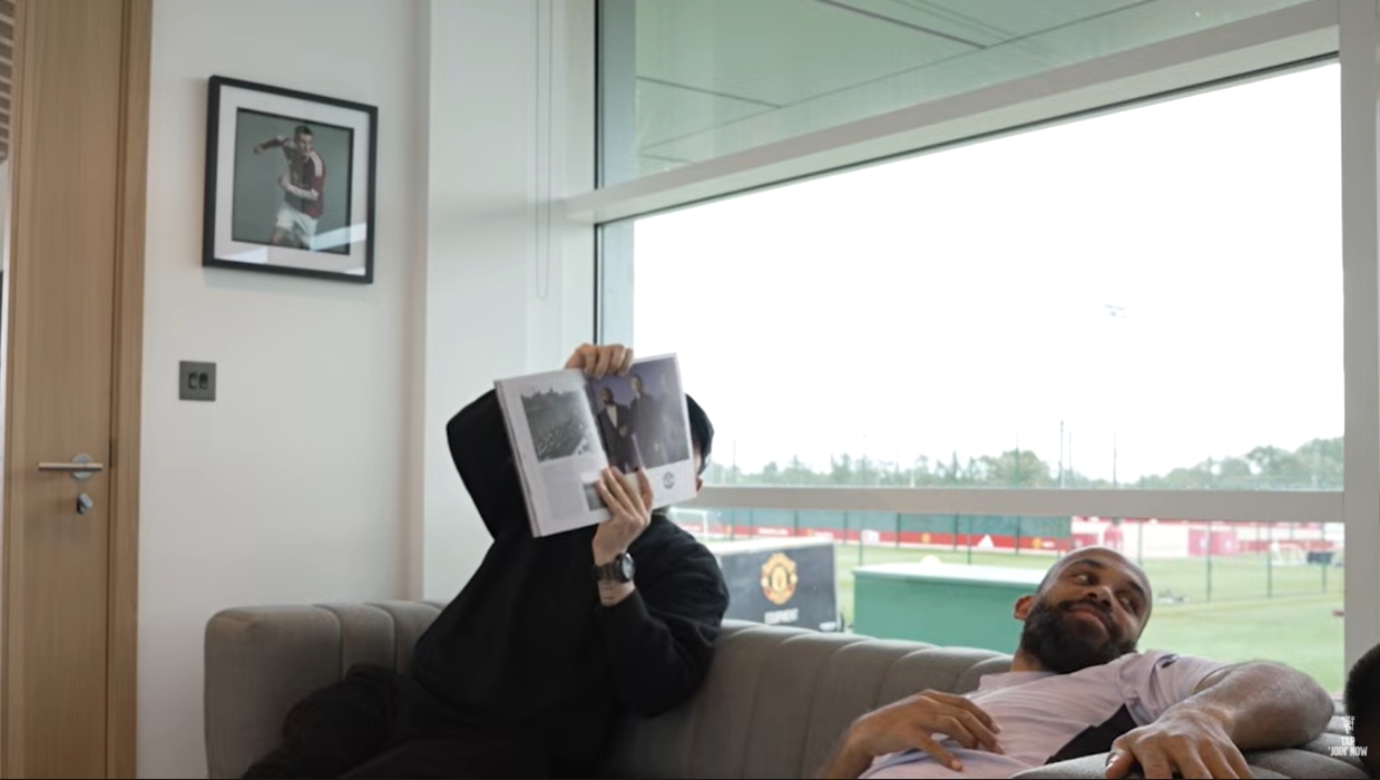 曼联理发日暗藏玄机:姆伯莫晒LOL观赛史,舍什科自曝2K控卫数值68 曼联理发日暗藏玄机:姆伯莫晒LOL观赛史,舍什科自曝2K控卫数值68