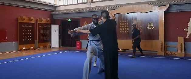 布朗少林寺习武:效仿文班亚马? 布朗少林寺习武:效仿文班亚马?