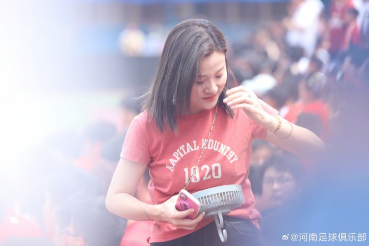 河南队间歇期备战公开:数百球迷冒暑观训,球员赛后集体签名 河南队间歇期备战公开:数百球迷冒暑观训,球员赛后集体签名